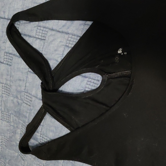 Curved hem twisted back athletic tank top - Picture 2 of 5